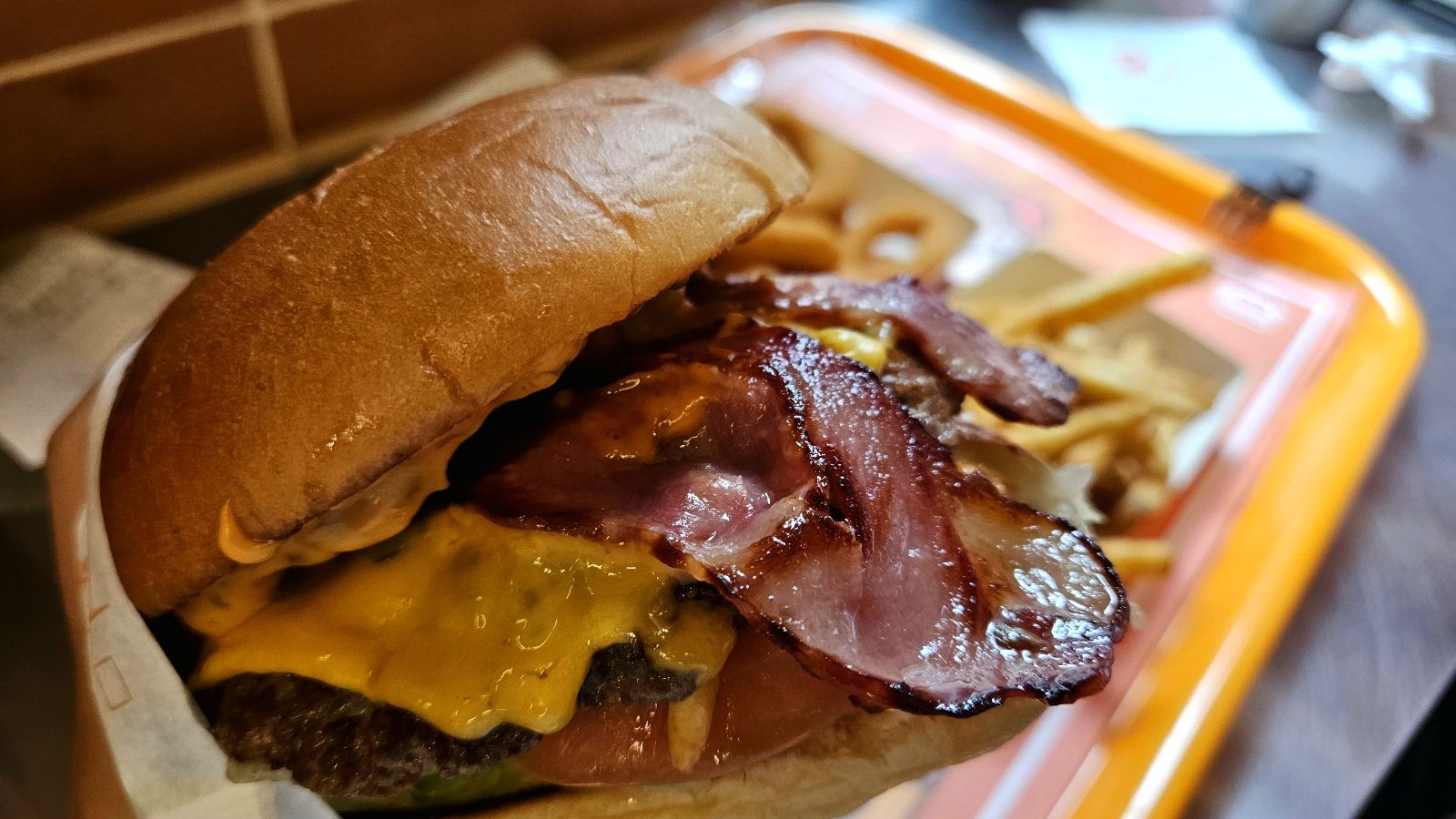 침스버거의 베이컨 디럭스 버거